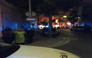 Dos cotxes calcinats per una explosió de gas al carrer València de Vilanova