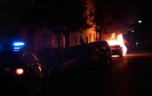 Dos cotxes calcinats per una explosió de gas al carrer València de Vilanova