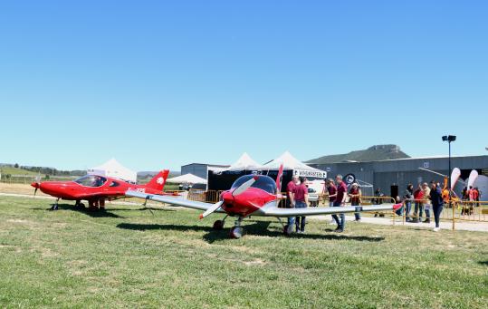 Dues avionetes estacionades a la pista de l'aeròdrom d'Òdena. ACN