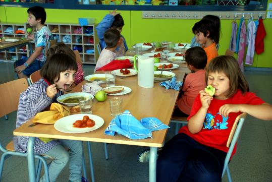 Dues nenes dinant al menjador escolar de la Plana de Mont-ros. ACN