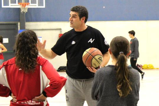 Eduard Sancho és entrenador d’un dels equips cadet femení del Samà Vilanova. Eix