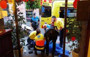 Efectius del SEM i de la Policia Local de Sitges atenent el turista holandès precipitat a l'hotel el Cid. ACN