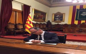 El conseller de la Presidència, Jordi Turull, signa el llibre de condolences per Pau Pérez a Vilafranca. Ajuntament de Vilafranca