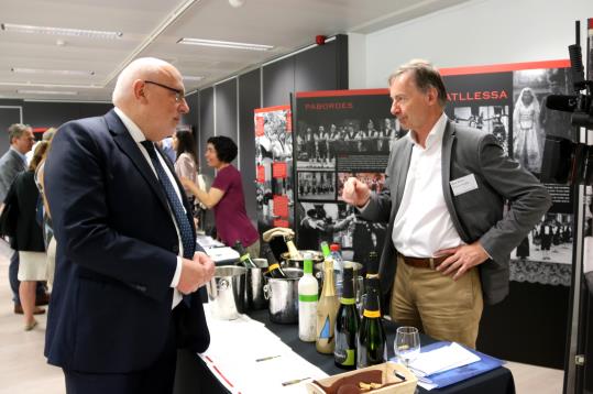 El conseller d'Empresa i Coneixement, Jordi Baiget, parla amb el representant d'un dels cellers que ha participat a l'acte de 'Catalan Wines' . ACN