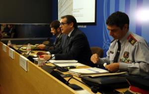 El conseller d'Interior, Jordi Jané, entre el director de la Policia, Albert Batlle, i el comissari en cap dels Mossos d'Esquadra, Josep Lluís Trapero
