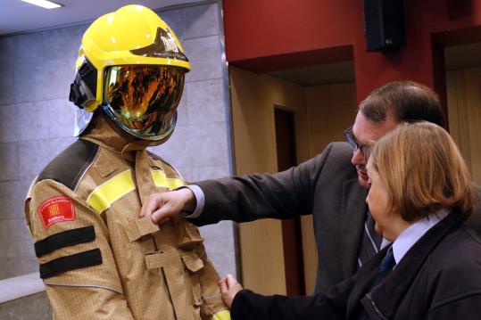 El conseller d'Interior, Jordi Jané, i la subdirectora general tècnica de la DGPEIS, Anna Martín, inspeccionen el nou equipament. ACN