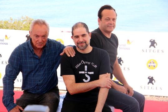 El director del film 'Brawl in cell block 99', S. Craig Zahler, i els actors Vince Vaughn i Udo Kier, al photocall del Festival de cinema de Sitges. A