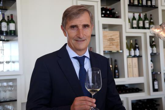 El director general de Codorniu, Javier Pagès, amb una copa de cava, el 25 d'octubre de 2017. ACN