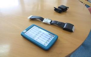 El dispositiu amb GPS que utilitza la residèncai Montsacopa d'Olot per localitzar els pacients amb alzheimer en cas que es perdin