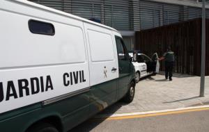 El furgó policial, a les portes del jutjat del Vendrell. ACN