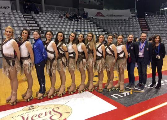 El Grup Xou Petit del Club Patinatge Artístic Vilanova-la Fundació. Eix