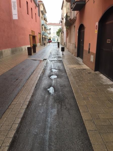 El mal estat dels carrers del nucli antic de Vilanova. Jordi Martínez