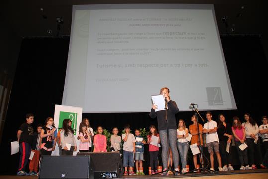 El manifest escolar de Vilanova en el Dia del Medi Ambient reclama un turisme respectuós. Ajuntament de Vilanova