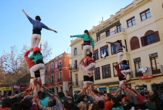 El món casteller alça a Vilafranca els pilars i castells que van quedar pendents a Brussel·les. ACN