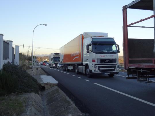 El nou sistema semafòric de la N-340 a L'Arboç genera importants cues a les hores punta. Ramon Filella