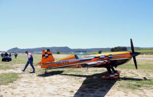 El pilot Àlex Balcells, surt de l'avioneta que acaba de pilotar fent acrobàcies en el marc de la Fira Aerosport, a l'Aeròdrom d'Òdena-Igualada