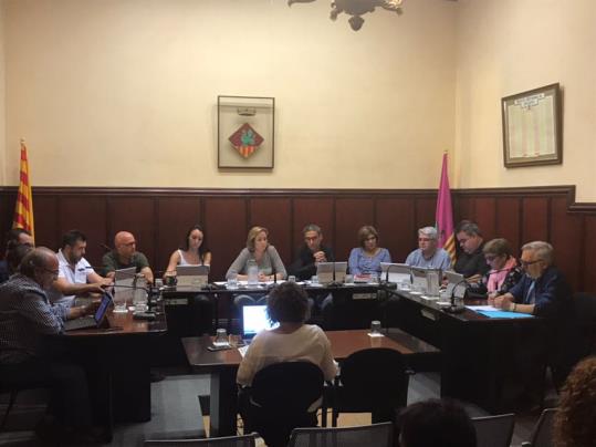 El ple de Santa Margarida i els Monjos condemna la violència de l’1 d’octubre. EIX