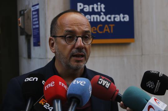 El portaveu del PDeCAT al Congrés, Carles Campuzano, aquest diumenge 17 de setembre de 2017 davant la seu del partit a Barcelona. ACN