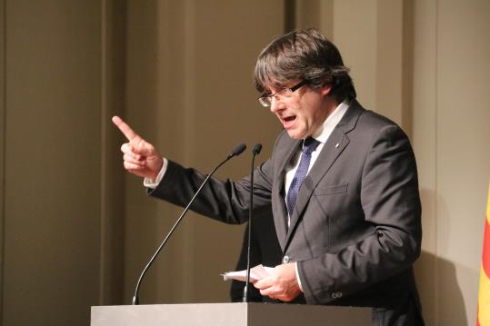 El president Carles Puigdemont durant el seu discurs en l'acte a Brussel·les amb 200 alcaldes, el 7 de novembre . ACN