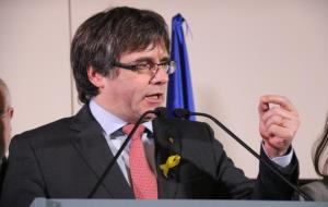 El president Carles Puigdemont gesticula durant el seu discurs a Brussel·les el 22 de desembre. ACN