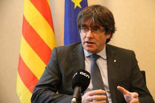 El president Carles Puigdemont gesticula durant una entrevista amb l'ACN el 10 de novembre de 2017. ACN