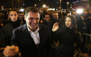 El president de Cs, Albert Rivera, i la candidata de Cs, Inés Arrimadas, arriben a la plaça Espanya després de conèixer els resultats electorals. ACN