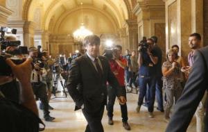 El president de la Generalitat, Carles Puigdemont, als passadissos del Parlament el 7 de setembre del 2017. ACN