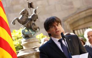 El president de la Generalitat, Carles Puigdemont, amb Sant Jordi i la Senyera al fons. ACN