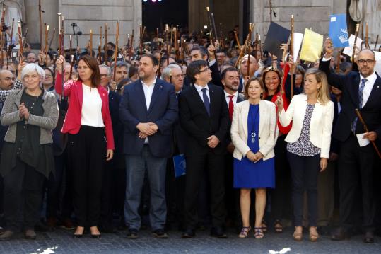 El president de la Generalitat, Carles Puigdemont, creua la Plaça Sant Jaume acompanyat per més de 700 alcaldes. ACN