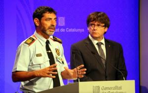 El president de la Generalitat, Carles Puigdemont, i el major dels Mossos d'Esquadra, Josep Lluís Trapero, a sala de premsa del Palau de la Generalita