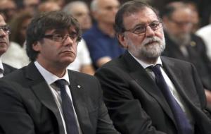 El president de la Generalitat, Carles Puigdemont, i el president espanyol, Mariano Rajoy, a la missa a la Sagrada Família pels atemptats. ACN