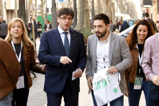 El president de la Generalitat, Carles Puigdemont, i el secretari de la JNC, Sergi Miquel, amb Neus Lloveras, i altres joves a la rambla de Vilanova. 