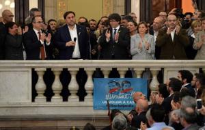 El president de la Generalitat, Carles Puigdemont, i el vicepresident del Govern, Oriol Junqueras, a les escales del Parlament . ACN