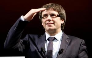 El president de la Generalitat, Carles Puigdemont, mirant al fons del Teatre Romea, on s'ha celebrat la seva conferència. ACN