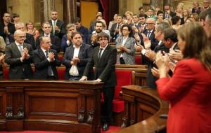 El president de la Generalitat, Carles Puigdemont, rep l'aplaudiment dels diputats de Junts pel Sí . ACN