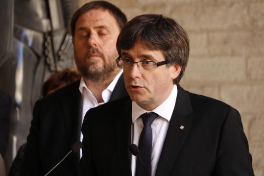 El president del Govern, Carles Puigdemont, durant la declaració institucional des de la Galeria Gòtica del Palau de la Generalitat. ACN