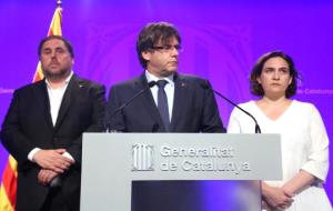 El president del Govern, Carles Puigdemont, entre el vicepresident, Oriol Junqueras, i l'alcaldessa de Barcelona, Ada Colau. ACN