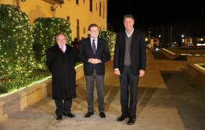 El president espanyol, Mariano Rajoy, el líder del PPC, Xavier Garcia Albiol, i el president de Freixenet, Josep Lluís Bonet, a les caves. ACN