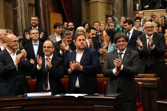 El president Puigdemont i el vicepresident Junqueras moment després de la votació de la llei del referèndum. ACN