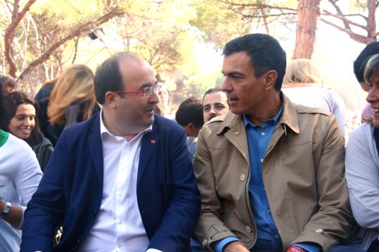 El primer secretari del PSC, Miquel Iceta, al costat del líder del PSOE, Pedro Sánchez, durant la Festa de la Rosa dels socialistes catalans. ACN