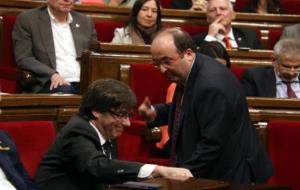 El primer secretari del PSC, Miquel Iceta, parla amb el president de la Generalitat, Carles Puigdemont, al Parlament. ACN