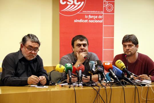 El secretari general de la Intersindical-CSC, Carles Sastre; el portaveu, Marc Sallas, i Juanjo Morales, de la Xarxa Sindicalistes per Independència. 