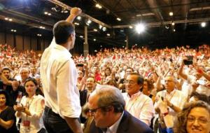El secretari general del PSOE, Pedro Sánchez, puny en alt. ACN/ Rafa Garrido