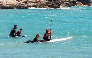 El surf com a teràpia per a nens autistes es converteix en èxit a Sitges