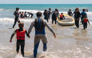 El surf com a teràpia per a nens autistes es converteix en èxit a Sitges