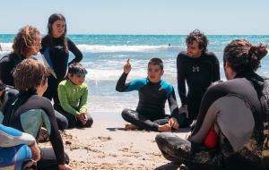 El surf com a teràpia per a nens autistes es converteix en èxit a Sitges