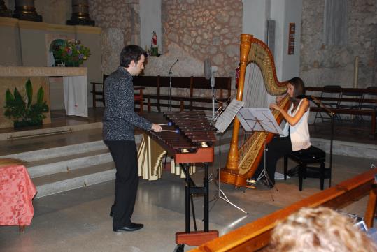 El talent i la sensibilitat del Blooming Duo omplen el segon concert de Cants i Sons a Lluna. Ajuntament de Canyelles