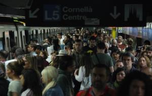 El tercer dilluns de vaga al metro de Barcelona, deixa aglomeracions les andanes de la línia 5. ACN