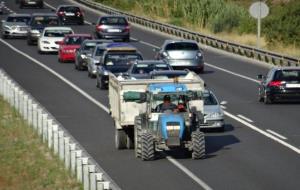 El trànsit de tractors per la N-340 i la C-15 fa augmentar el número d'infraccions de circulació. Ramon Filella