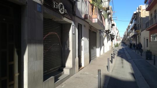 El veïnat del carrer Correu manté la denúncia contra l’Ajuntament de Vilanova tot i obligar a un local nocturn tancar més aviat. Jordi Lleó